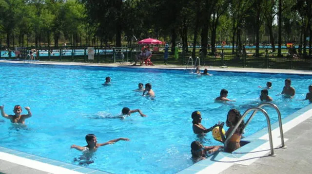 Bañistas deben de bañarse después de salir de la piscina