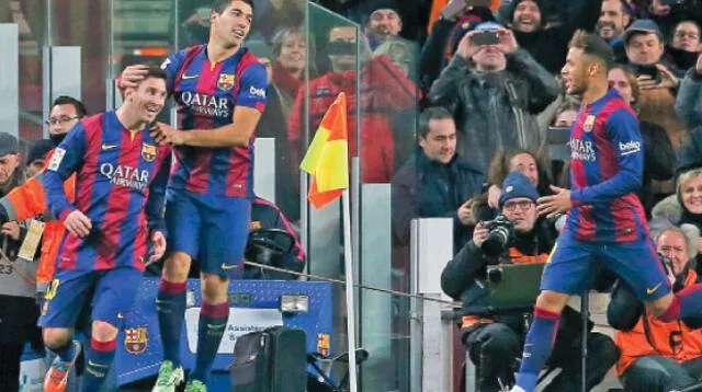 Messi descarga toda la tensión que le ocasionó el remate de los 12 pasos y celebra con Suárez y el brasileño Neymar que llega corriendo.