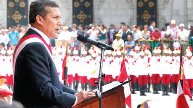 Presidente, Ollanta Humala, encabezó ceremonia de aniversario en plaza mayor.