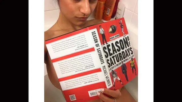 Mia Khalifa lee un libro desnuda antes de hacer video porno