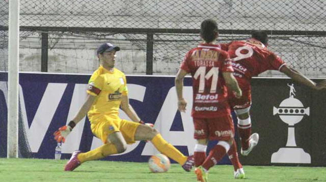 El primer gol de los argentinos. La pelota pasa por entre las piernas de Forsyth. Igual sucedió en el tercer gol. ¿Calienta Butrón?