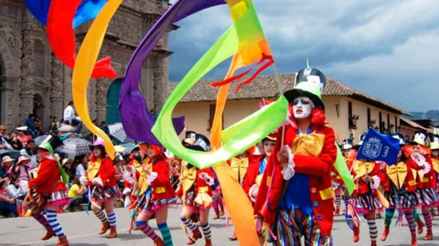 Este carnaval se caracteriza por los alegres bailes y disfraces de abundante colorido