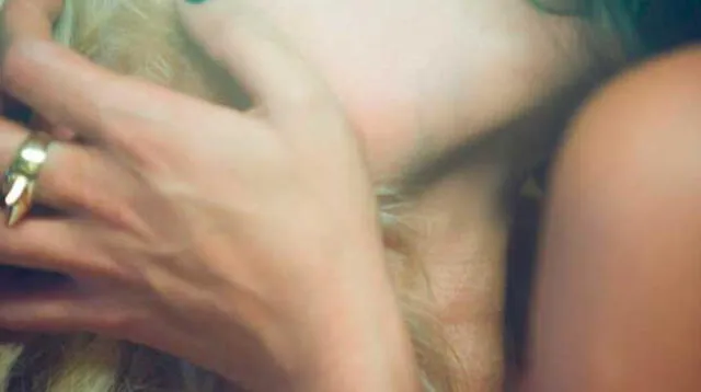 Al rojo vivo, con Vanessa Terkes en el videoclip de su canción 'Ven'.