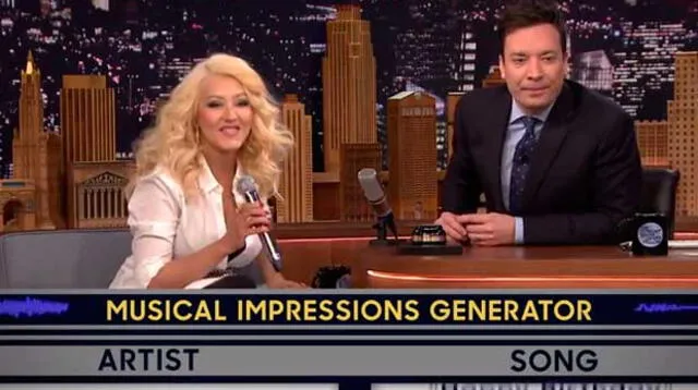 Christina Aguilera sorprendió imitando a cantantes. 
