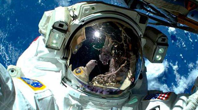 Astronautas se hacen selfies en caminata especial.