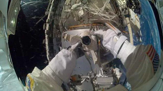 Astronautas se hacen selfies en caminata especial.