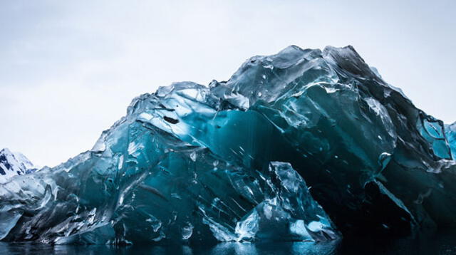 Según los científicos pocas veces se puede observar un iceberg volteado