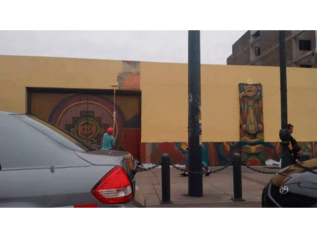 Murales de arte urbano pintados de amarillo
