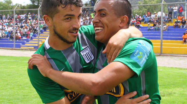 “Aladino” Cueva acaba de conseguir el tercer gol en el arco de Villasanti y se abraza con Costa, autor del segundo.