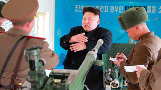 Kim Jong-un, líder de Corea del Norte, supervisó entrenamietos con equipos balísticos.