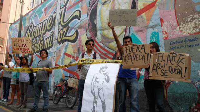 Colectivos protestan para que no sigan pintado de amarillo los murales den Centro Histórico de Lima. 