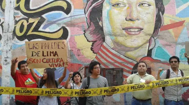 Colectivos protestan para que no sigan pintado de amarillo los murales den Centro Histórico de Lima. 