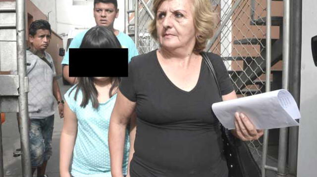 Madre se mostró indignada por acción del chofer porque no pidió disculpas.