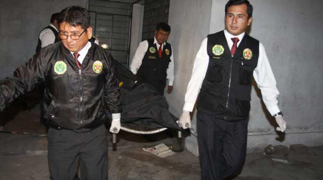 El cuerpo de Moisés Rosario, quien se suicidó tras matar a su hijo, es trasladado a la morgue.