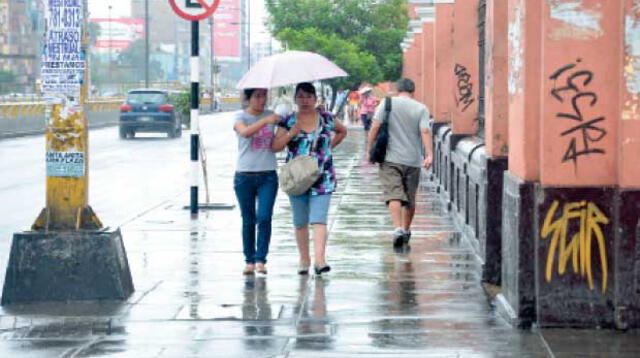 Las calles se mojaron por la intensa lluvia.