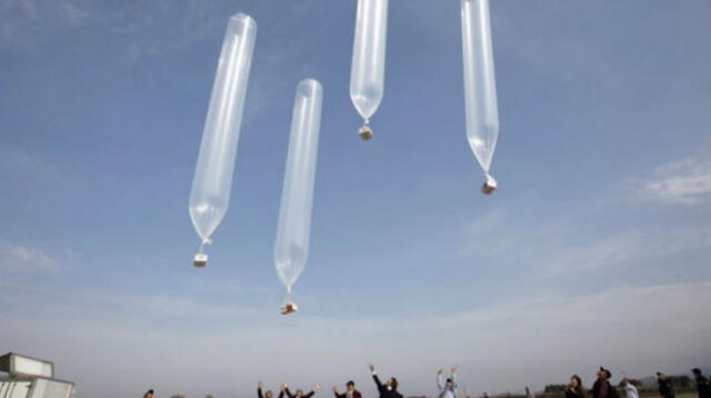 Esos globos en forma de condones van a territorio de Corea del Norte.