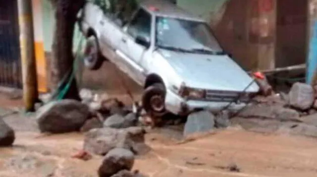 Así quedó un auto por la fuerza de las aguas. 