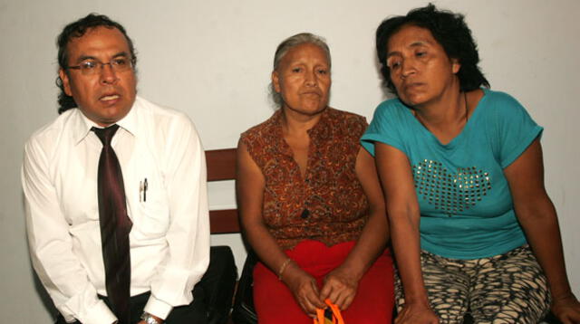 Alejandrina Palomino (al centro), junto a su hermana Zósima y el abogado que las representa en el caso.