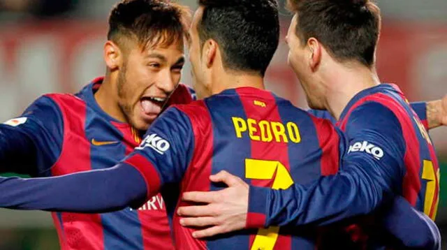 Neymar celebró el gol con sus compañeros.