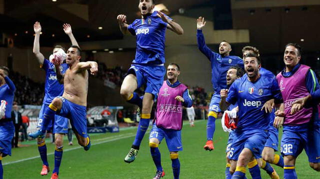 Todo Juventus celebra al final del partido en el Luis II su pase a la semifinal de la Champions.