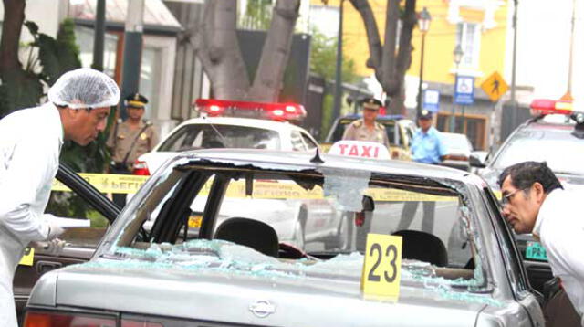 El taxi en que viajaba quedó con los parabrisas destrozados.