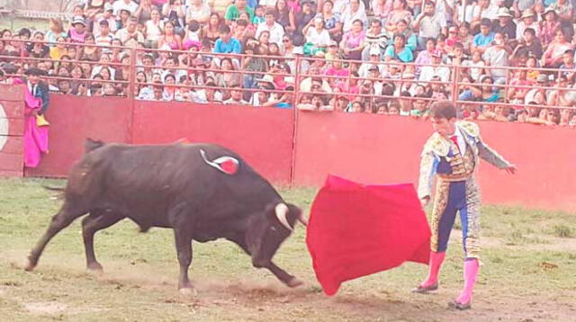 Pavón fue rechazado por sindicato de toreros por no matar a toros. 