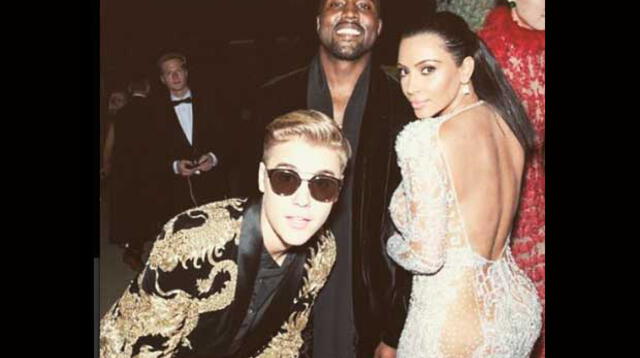 Justin Bieber se tomó foto con trasero de Kim Kardashian. 