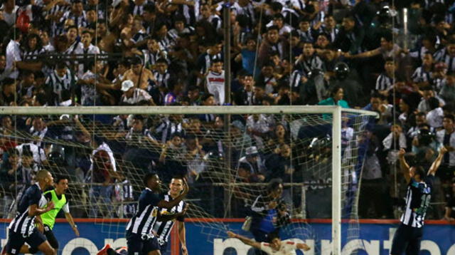 Preciado corre festejando su gol junto con Noronha y Guevgueozián que levanta los brazos, mientras Benincasa se lamenta dentro de su arco