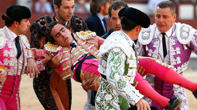 Joaquín Galdós es llevado por sus compañeros. Tras recibir la cornada, perdió el conocimiento.