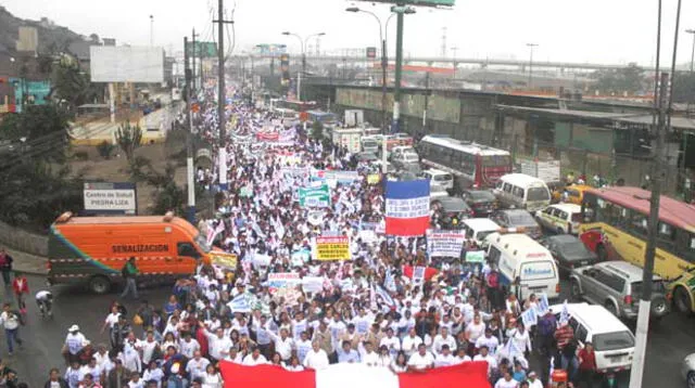 Con bandera peruana por delante, marcharon por distintas calles y a su paso generaron caos vehicular.