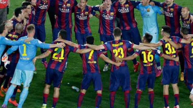 Messi y el trofeo que él más que nadie hizo posible para su equipo, que otra vez está de fiesta. 