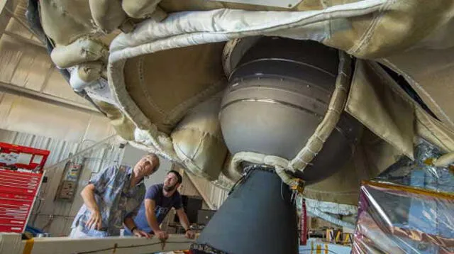 En primer plano, un propulsor del platillo volador de la NASA.