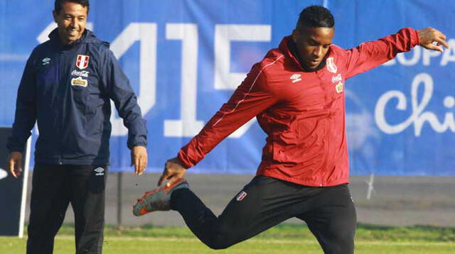 Farfán no jugó ante Venezuela pero tiene chance de volver mañana. 