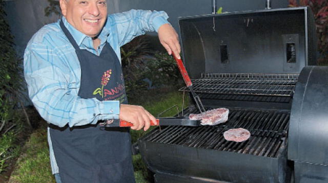 Asegura que prepara unas ricas parrilladas en su hogar. 