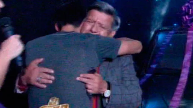 César Acuña abraza a Ernesto Huamán.