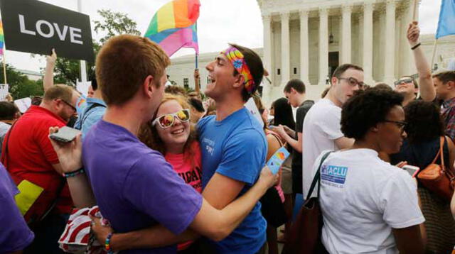 Muchos ondearon bandera del arcoíris, símbolo universal de los derechos homosexuales.