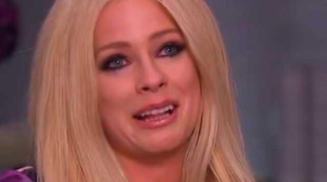 Avril Lavigne llora al contar sobre la enfermedad que padece.