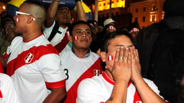 Hinchas peruanos se lamentaron por la expulsión de Carlos Zambrano.