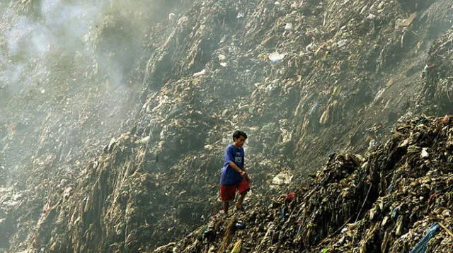 Montañas de basura, la única mina de oro posible para numerosas familias en Filipinas.