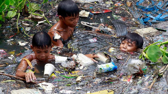 La pobreza en Filipinas obliga a los niños a buscar alimentos en los basurales.