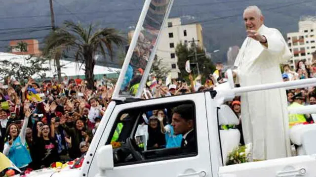 El papa rompió el protocolo y saludó a fieles.