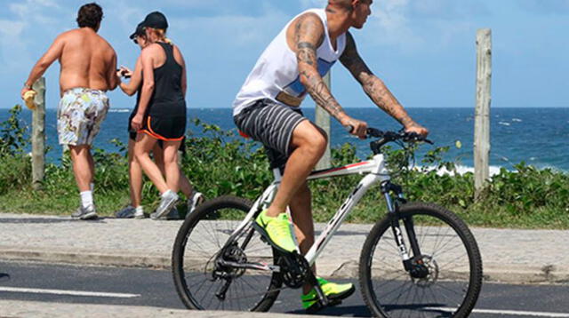 Paolo Guerrero manejando bicicleta.