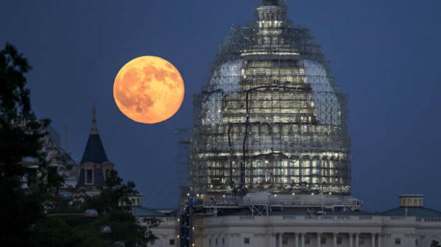 Luna Azul desde el Capitolio en Washington.