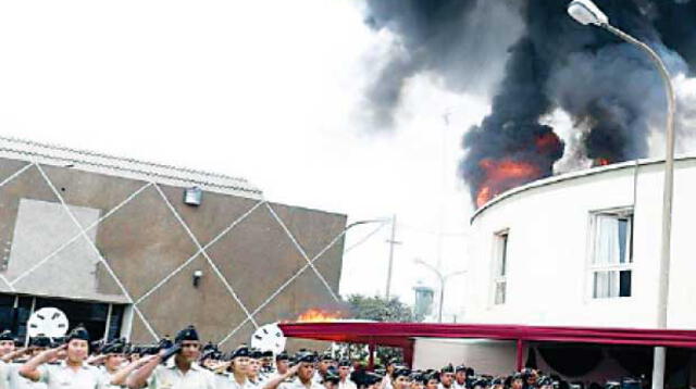 Fuego empezó cuando se desarrollaba ceremonia de graduación y causó alarma en el público.