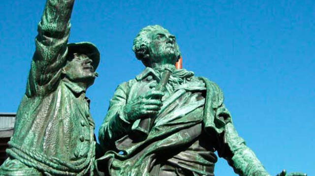 Jacques Balmat y Michel Paccard, en el monumento que les rinde tributo. Está ubicado en un pueblo francés en la falda de la mencionada montaña.