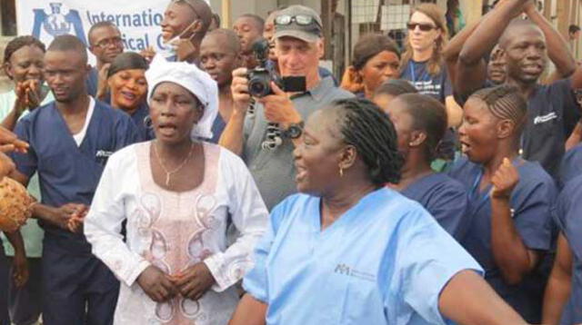 Doctores festejaron victoria contra el virus en Sierra Leona. 