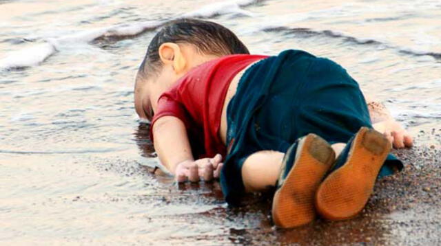 Aylan Kurdi, boca abajo, en el sueño eterno mientras su rostro es acariciado por las olas del mar.