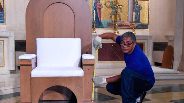 Peruano construye altar para Francisco.