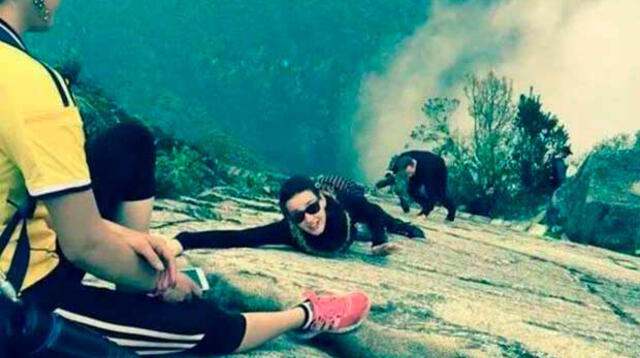 Katy Perry escala una roca en Machu Picchu.