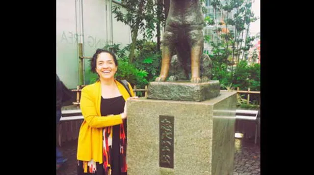 La actriz posa junto a la estatua de Hachiko.